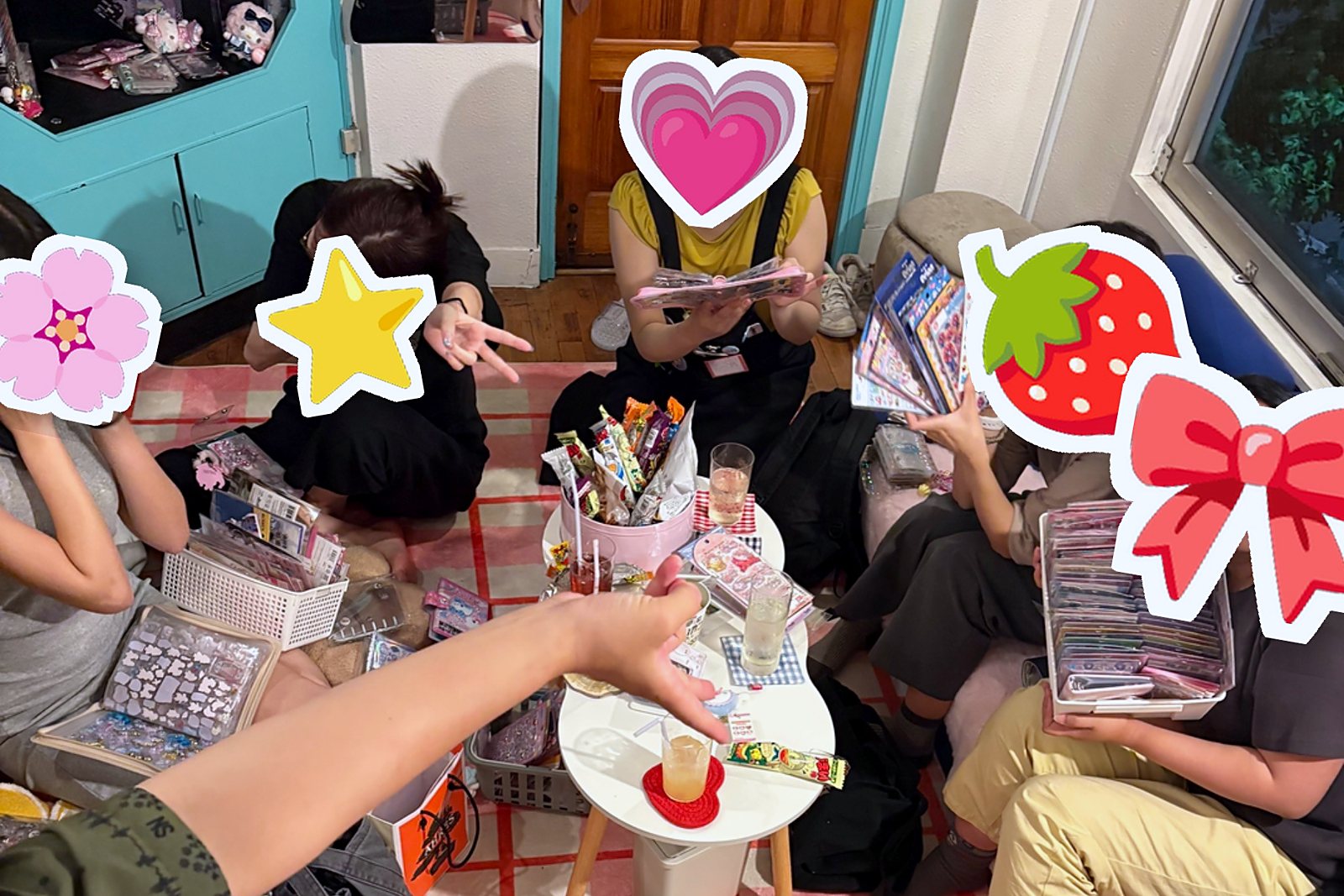 シール帳やシールを広げて交換を楽しむ店内のようす