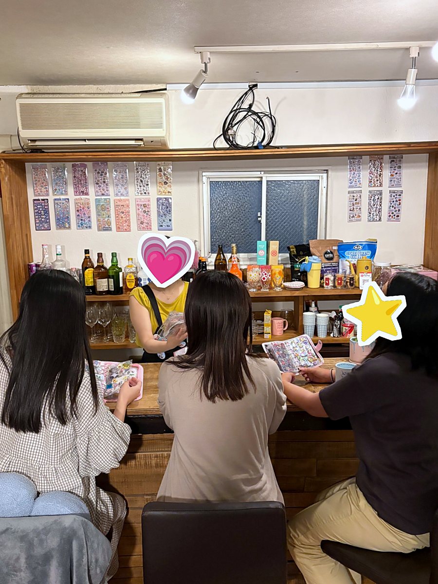 カウンター越しにシール帳を見せ合うようす